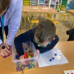 junior-infants-tackle-different-maths-problems-2